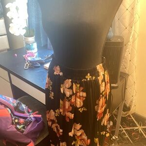 Chic Floral Midi Skirt in Black